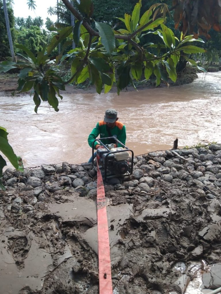 Gambar Pembersihan Rumah Warga Terdampak Banjir di Kecamatan Tojo Barat, Kabupaten Tojo Una Una.