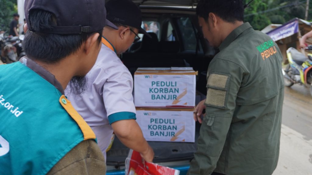 Gambar Pemberian Bantuan Korban Banjir Desa Konaweha