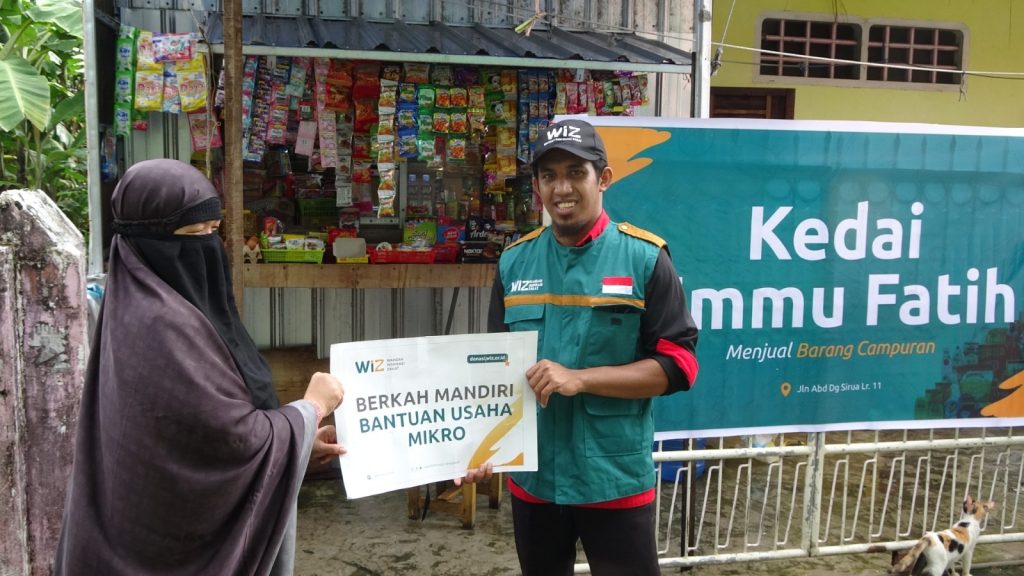 Gambar Pemberian Bantuan Pengembangan Usaha Bu Novita di Makassar