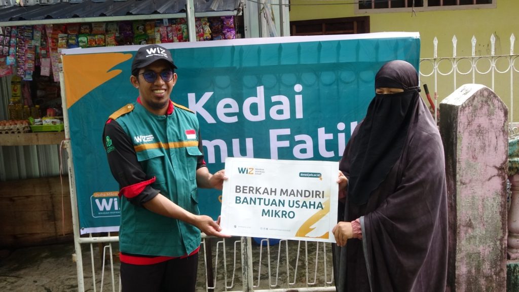 Gambar Pemberian Bantuan Pengembangan Usaha Bu Novita di Makassar