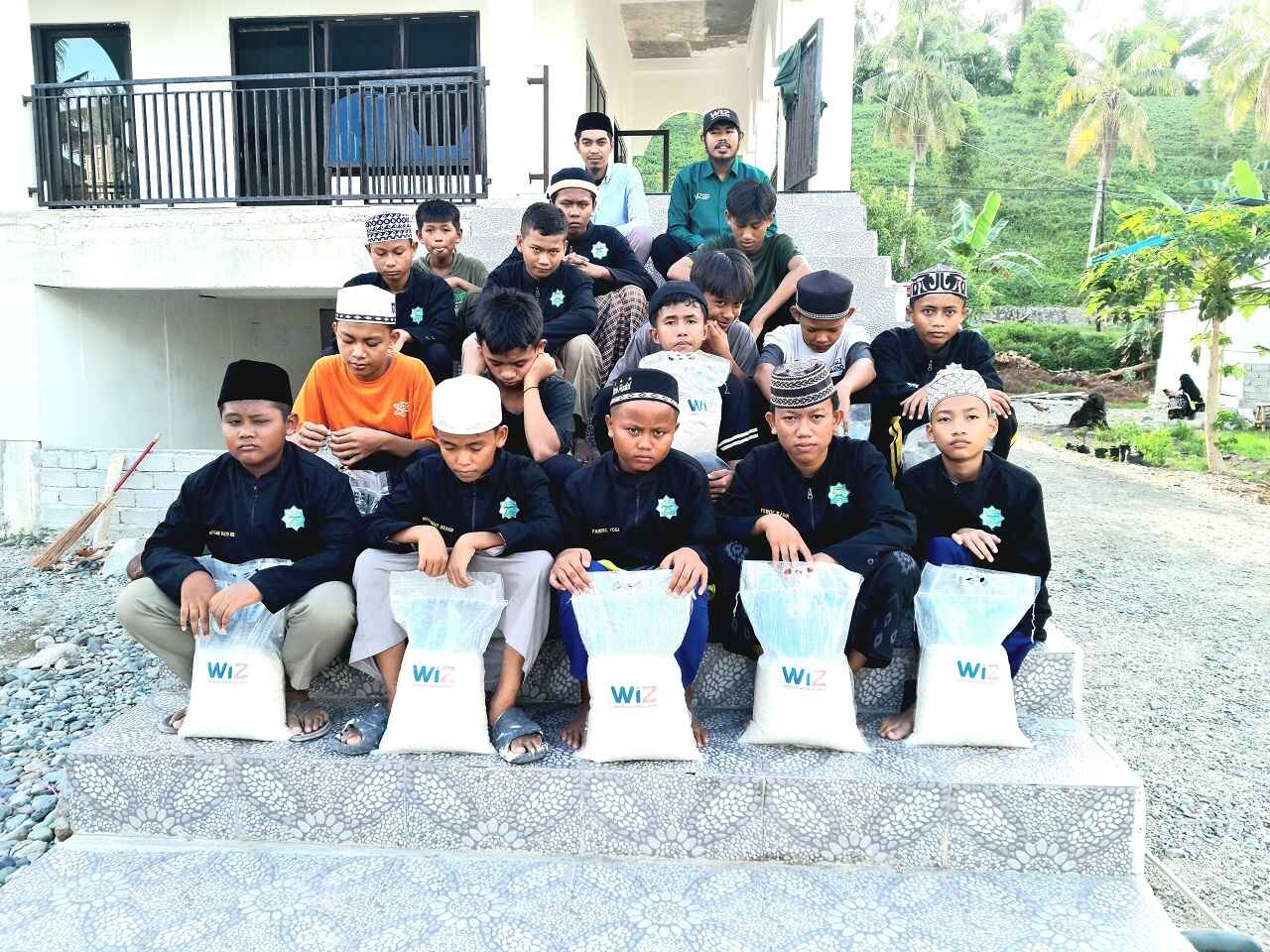 Gambar Pembagian Beras Santri di Ma'had Al-Mubarok, Parigi Moutong, Sulawesi Tengah