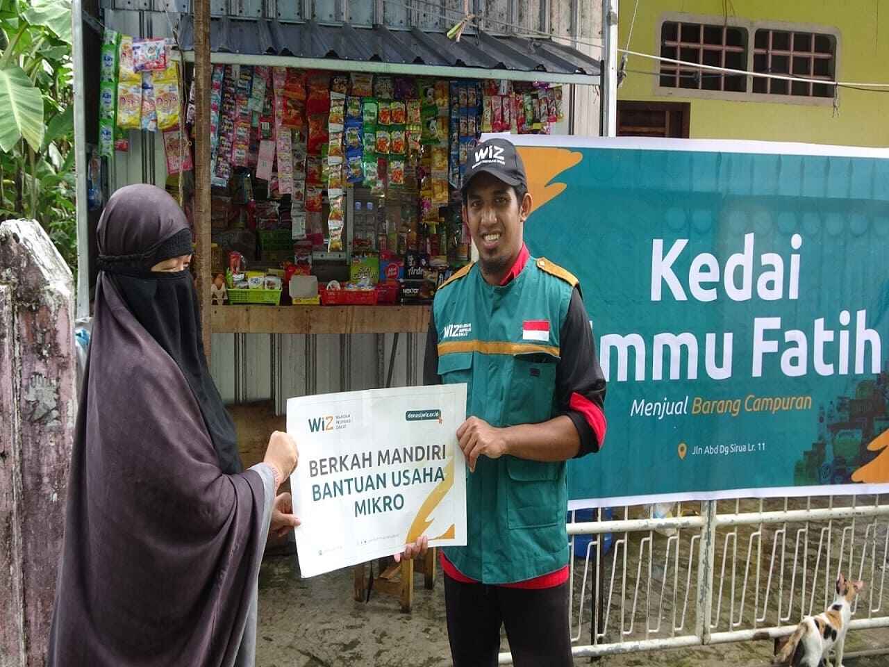 Gambar Pemberian Bantuan Pengembangan Usaha Bu Novita di Makassar