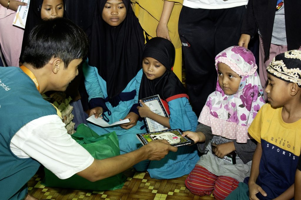 Gambar Pemberian Bantuan kepada Anak-Anak Yatim dan Dhuafa di Panti Asuhan Nur Rezki Rahmat