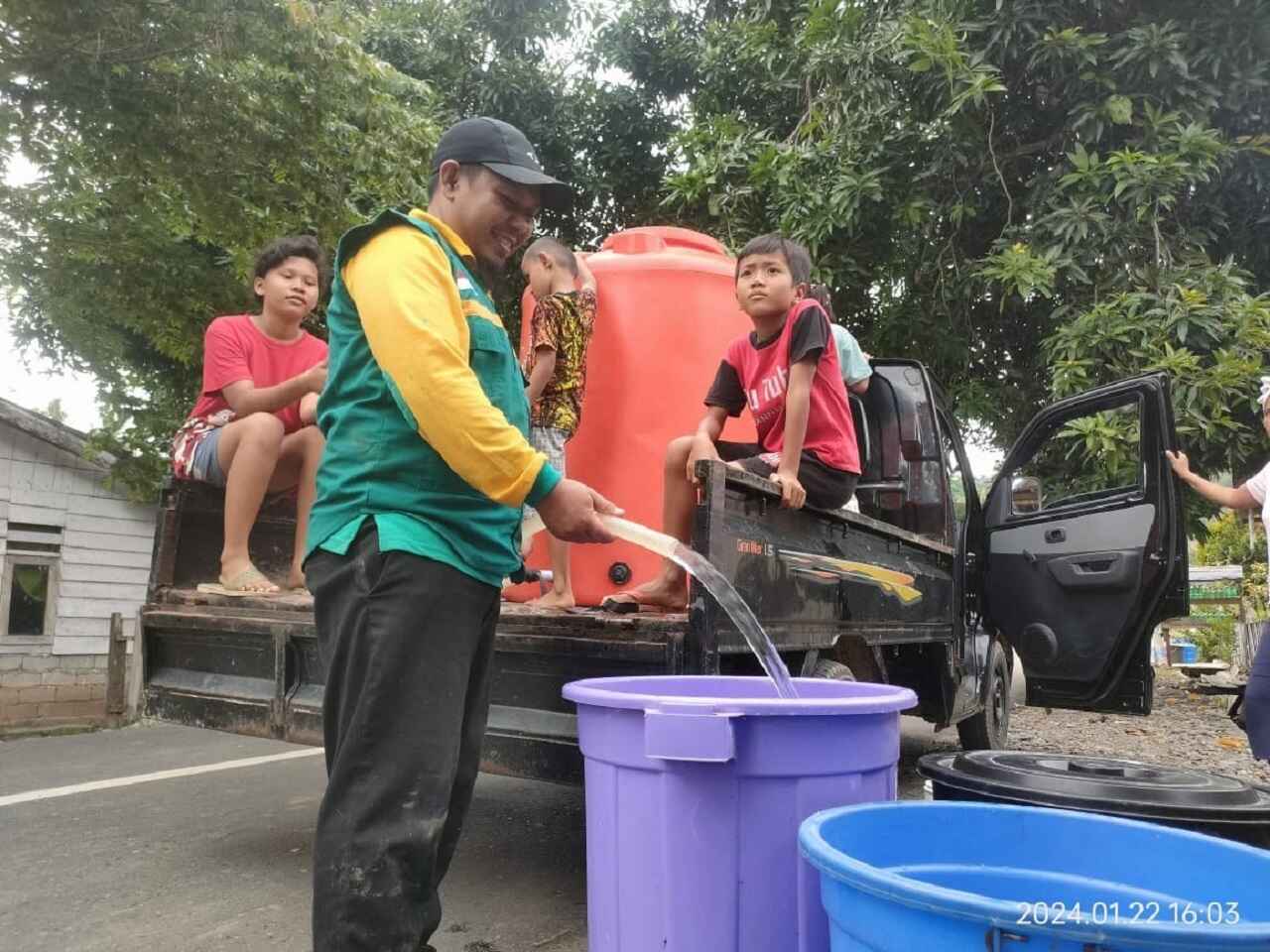 Gambar Penyaluran Bantuan Korban Banjir Desa Mawomba dan Tayawa Pasca Bencana