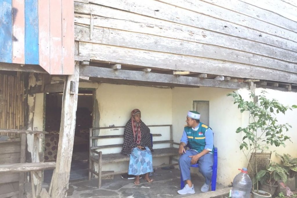 Gambar Penyaluran Paket Bantuan Sembako untuk Dhuafa di Bone