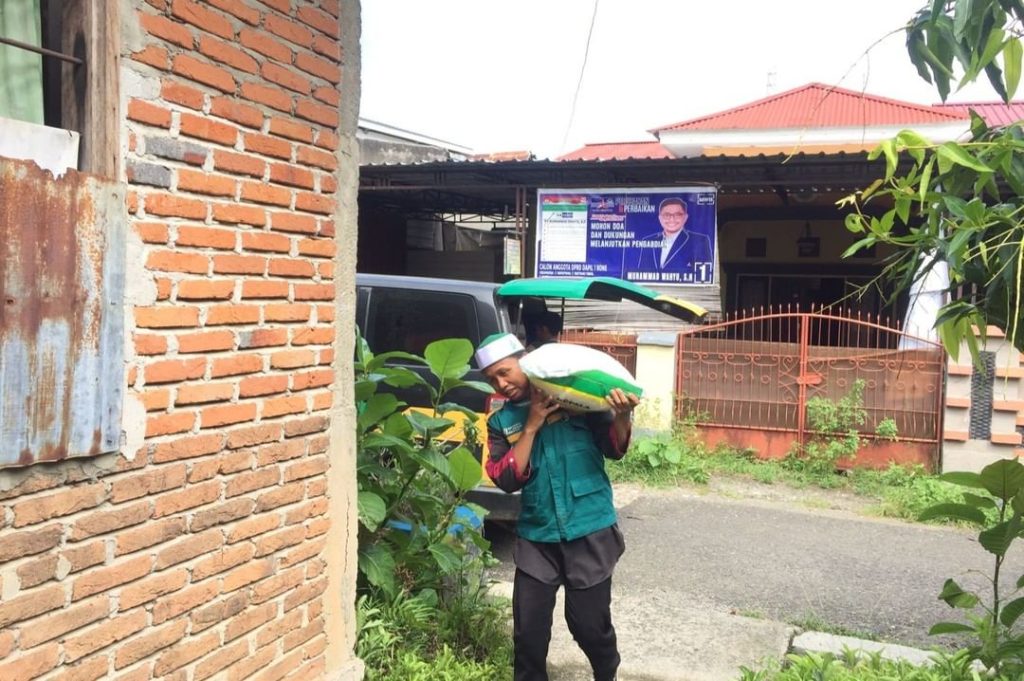 Gambar Penyaluran Paket Bantuan Sembako untuk Dhuafa di Bone