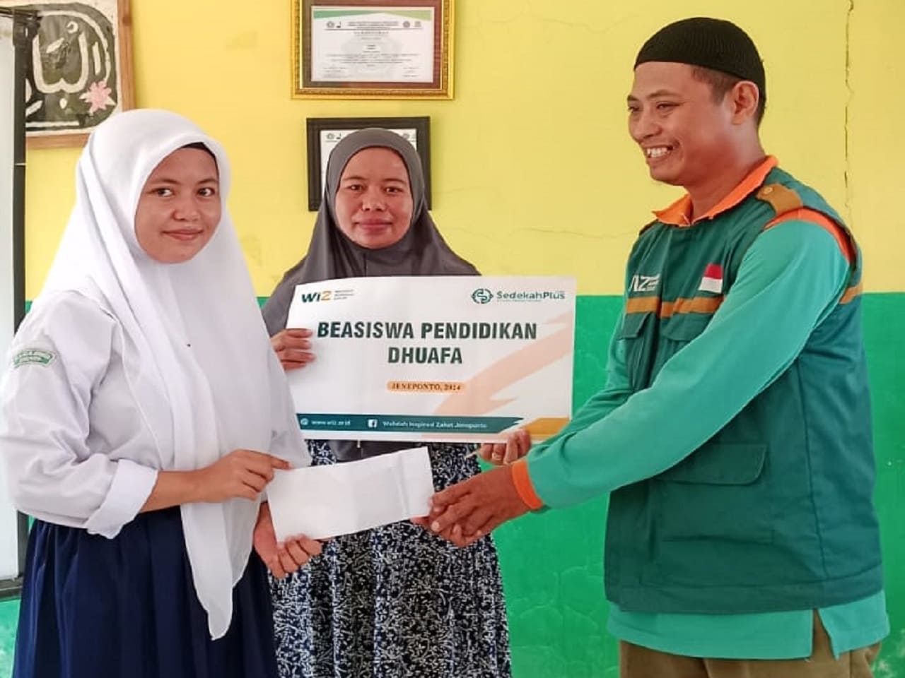 Gambar Pemberian Beasiswa Pendidikan Dhuafa kepada Nur Anisa