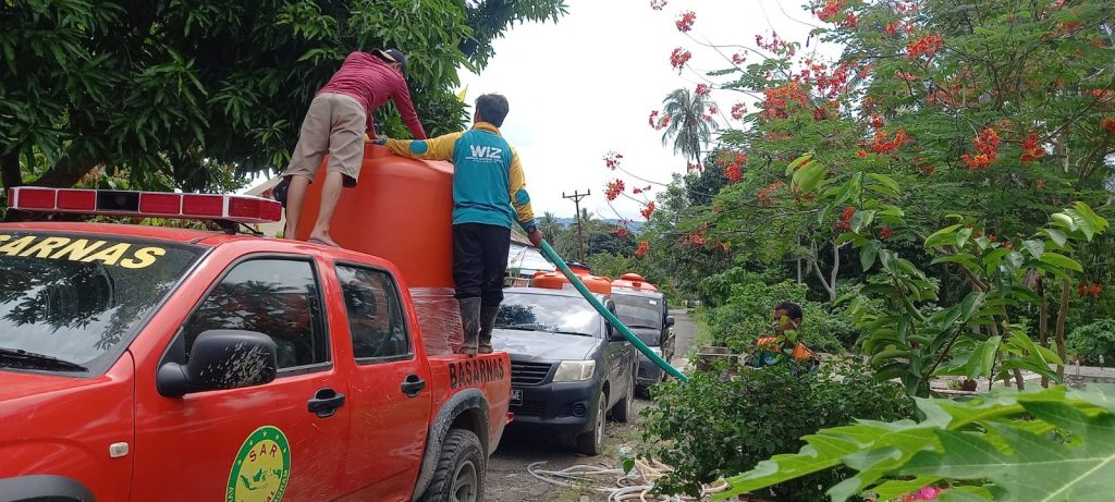 Gambar Relawan Wahdah Peduli Memberikan Bantuan kepada Masyarakat yang Terdampak