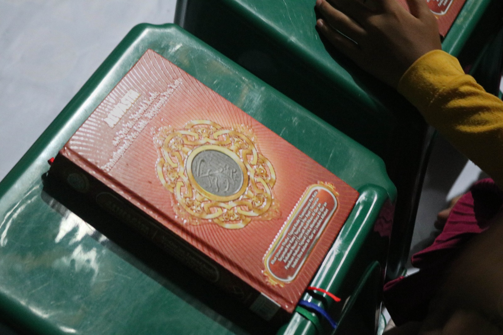 Gambar Penyaluran Bantuan Sarana dan Prasarana Rumah Qur'an Inspirasi Umar Bin Khattab Makassar