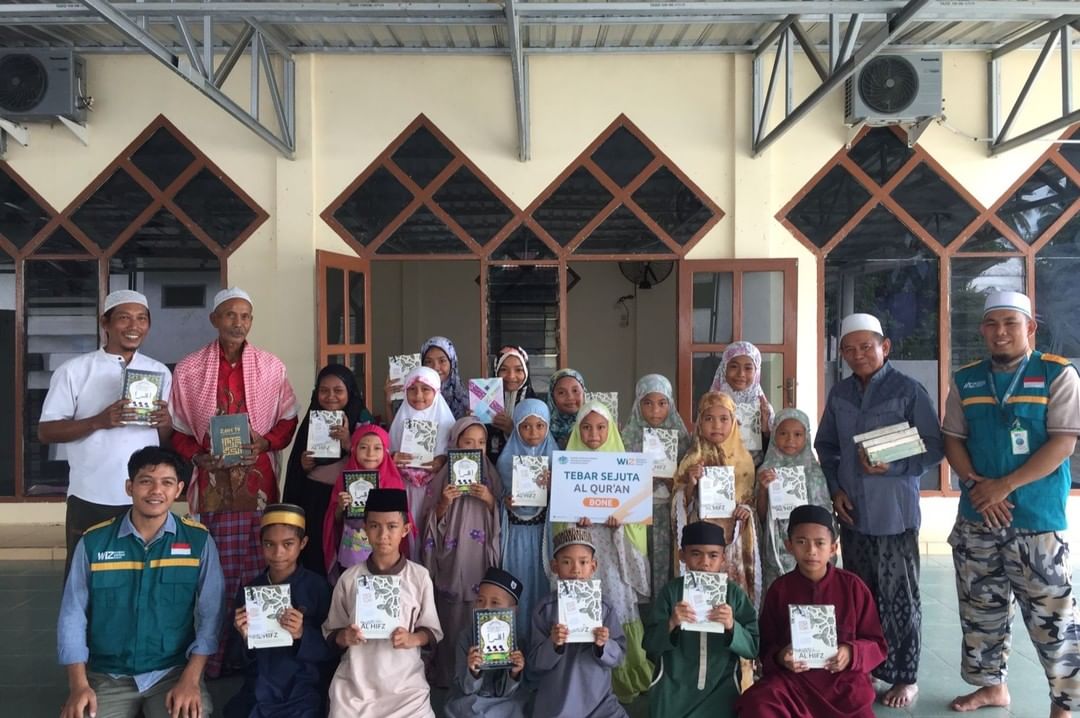 Gambar Penyaluran Mushaf Al-Qur'an Program Tebar Qur'an Nusantara di Bone Sulawesi Selatan