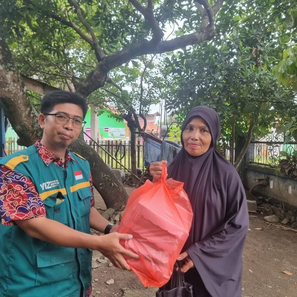 Gambar penyaluran fidyah oleh tim WIZ Takalar