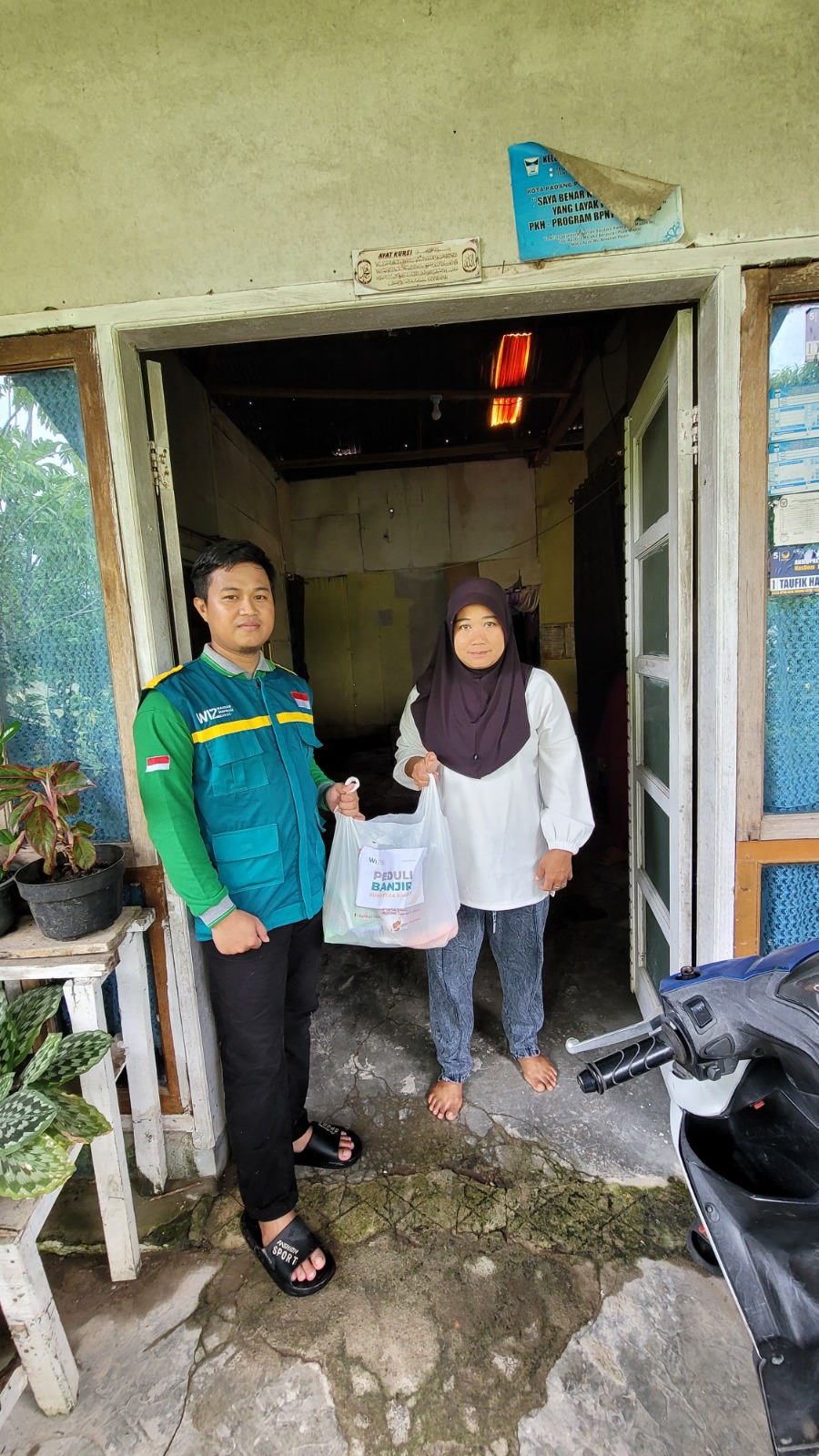 Gambar Penyaluran Bantuan untuk Korban Banjir di Sumatera Barat