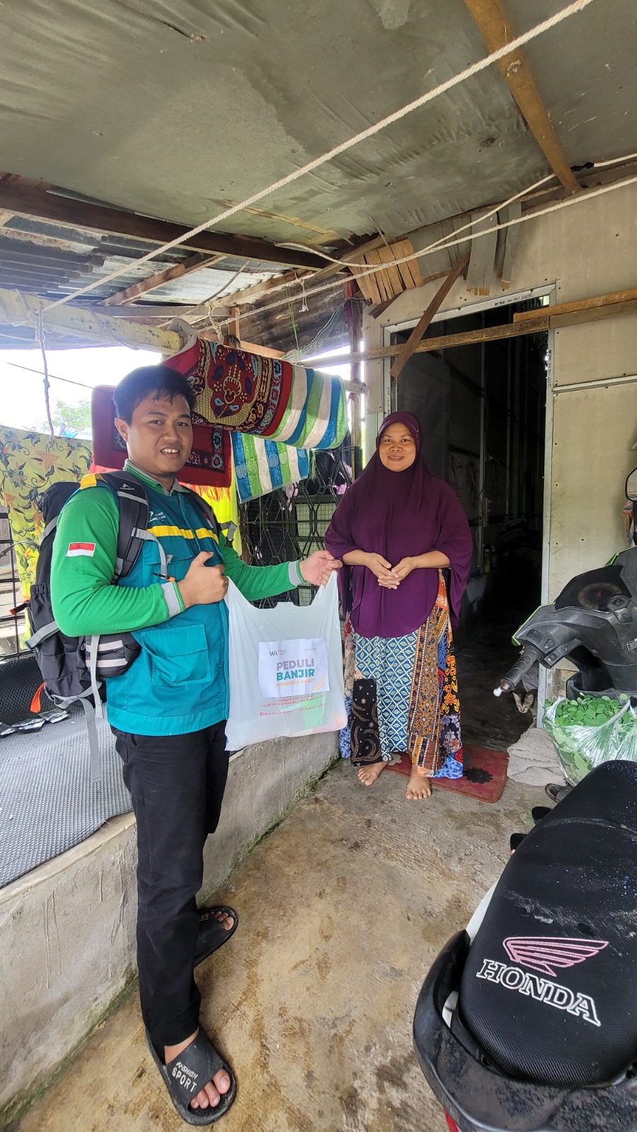 Gambar Penyaluran Bantuan untuk Korban Banjir di Sumatera Barat