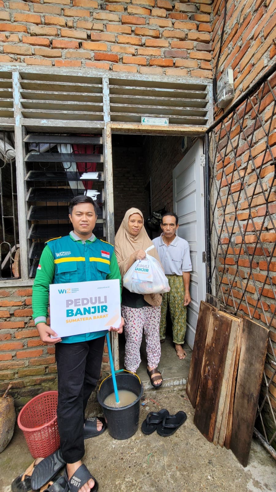 Gambar Penyaluran Bantuan untuk Korban Banjir di Sumatera Barat