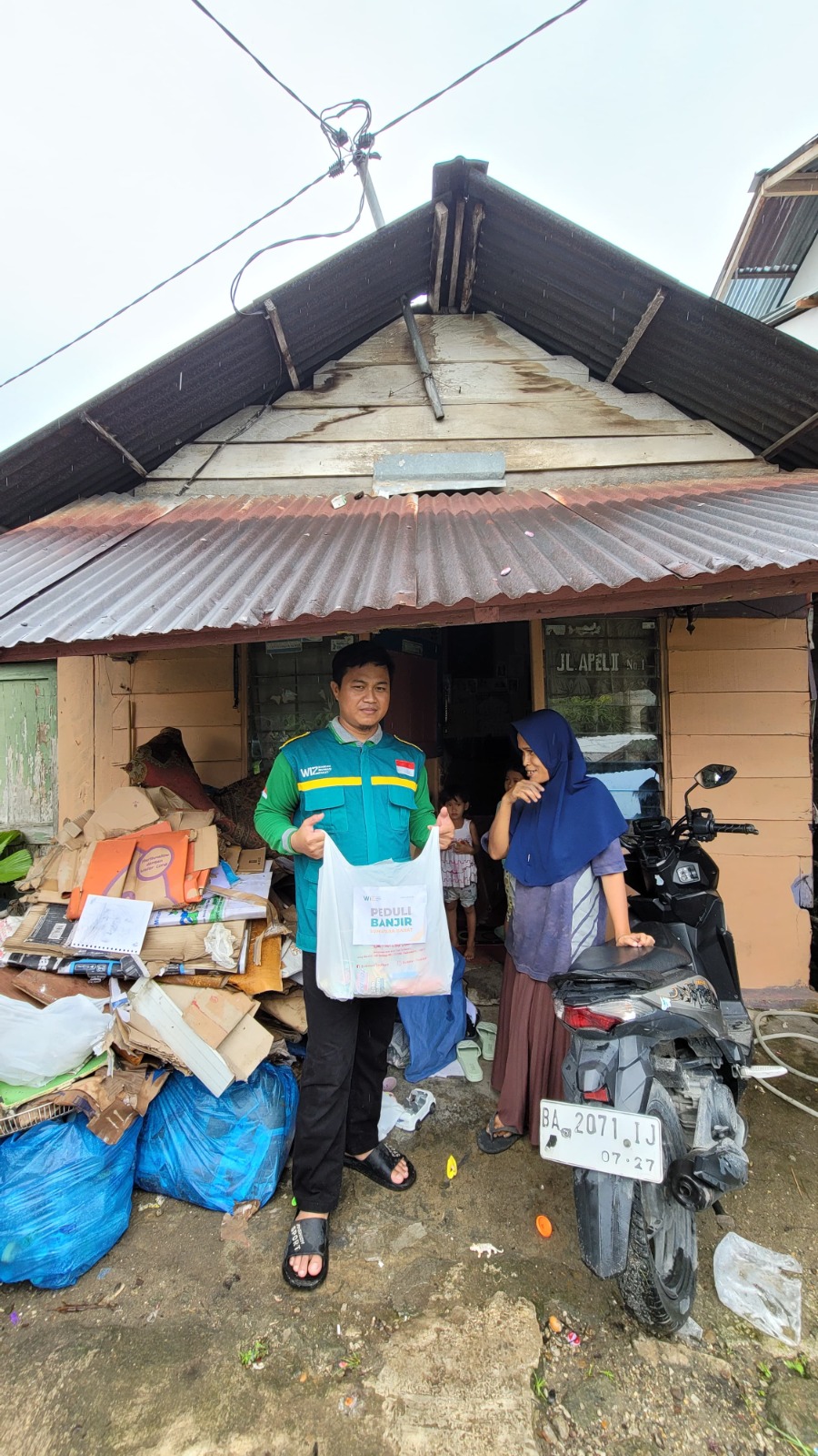 Gambar Penyaluran Bantuan untuk Korban Banjir di Sumatera Barat