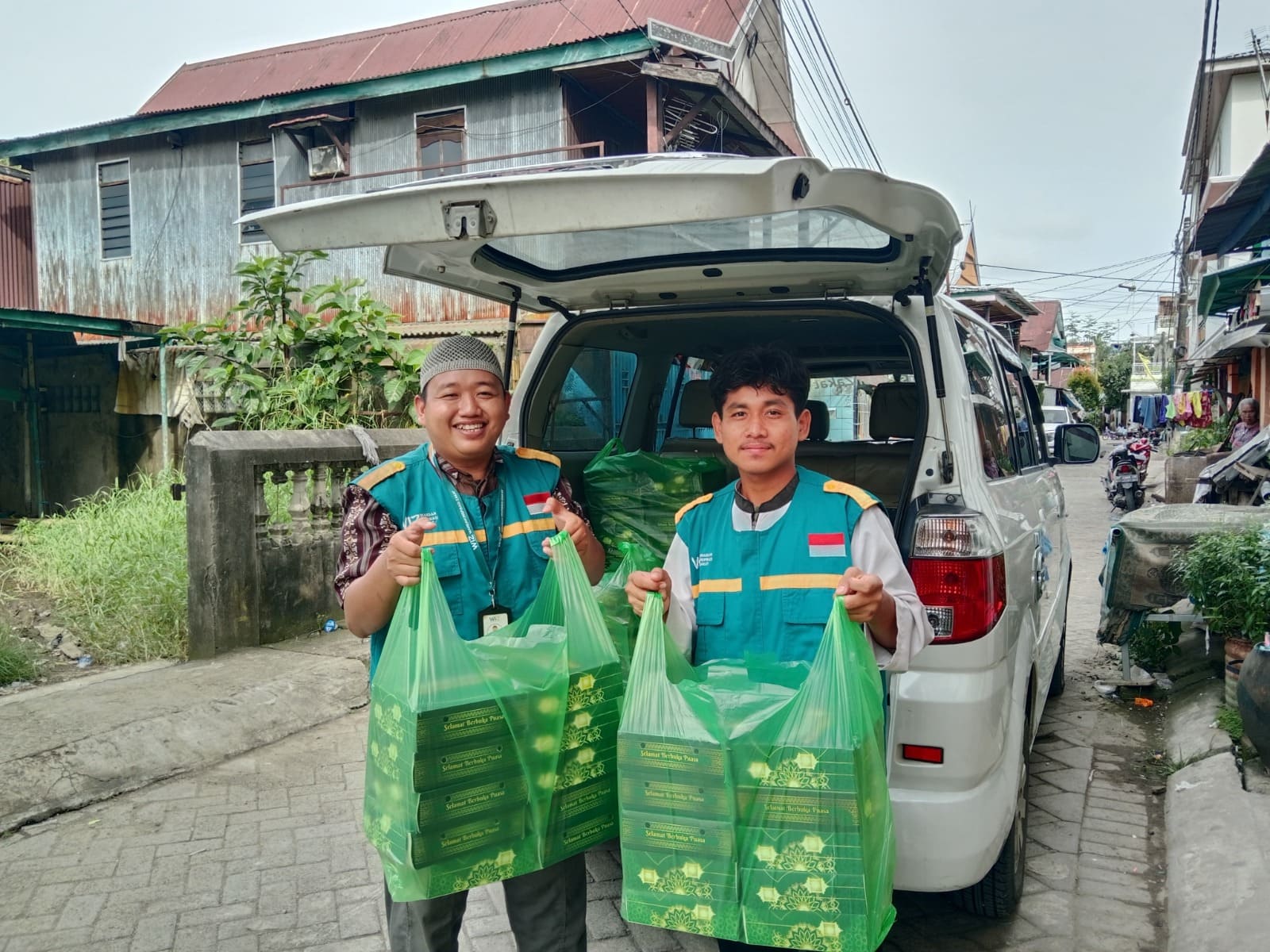 Gambar Pembagian Paket Buka Puasa di Tallo Makassar