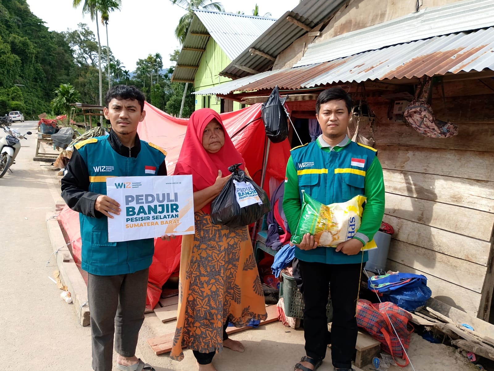 Gambar penyaluran bantuan untuk korban banjir dan longsor di Pesisir Selatan Sumatera Barat