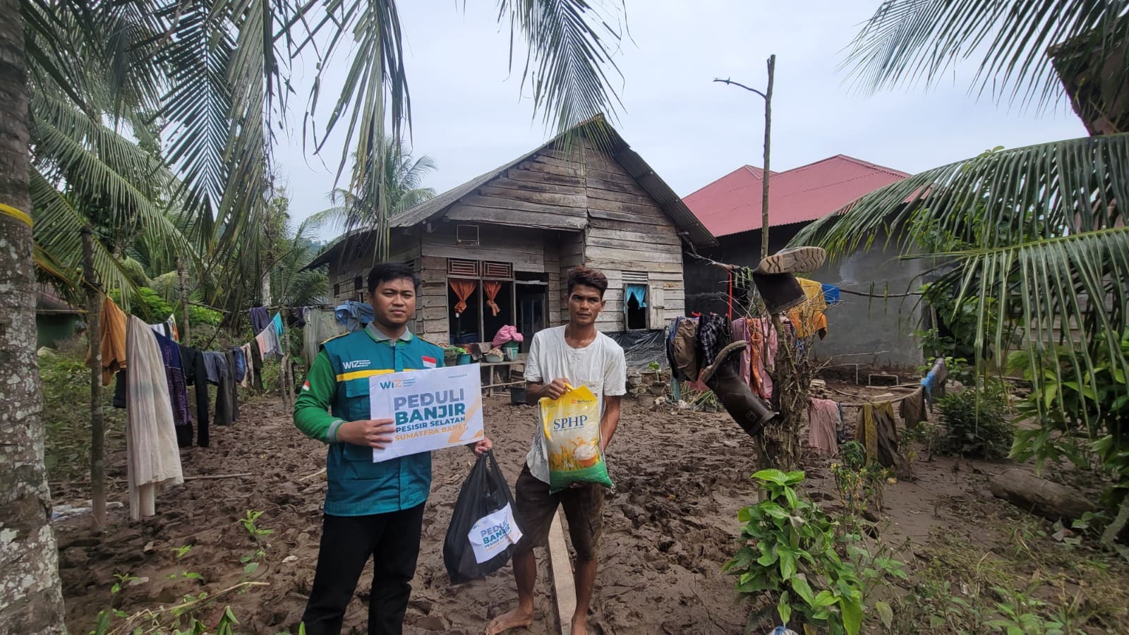 Gambar penyaluran bantuan untuk korban banjir dan longsor di Pesisir Selatan Sumatera Barat