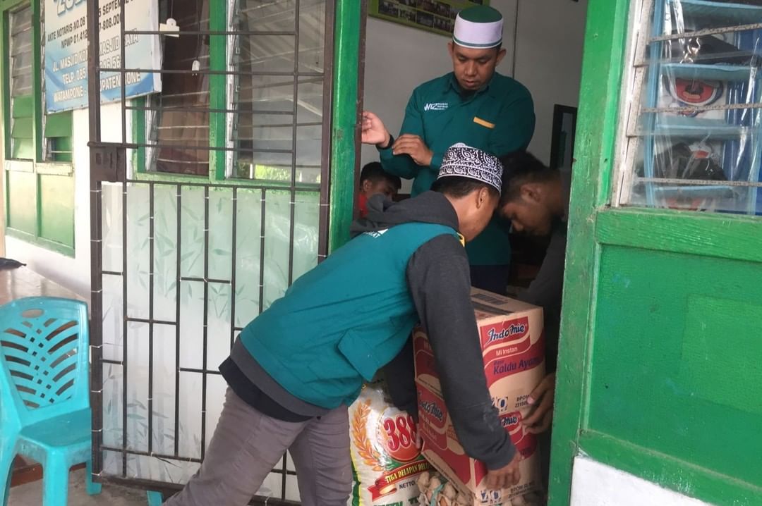 Gambar penyaluran bantuan pemenuhan gizi untuk anak yatim.