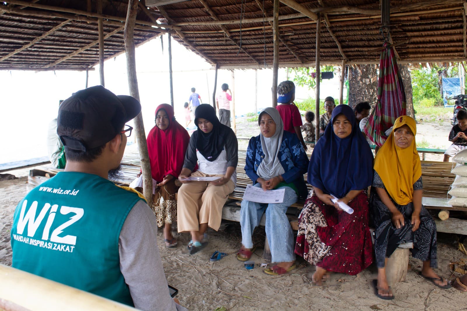 Gambar bantuan sembako dan santunan uang tunai.
