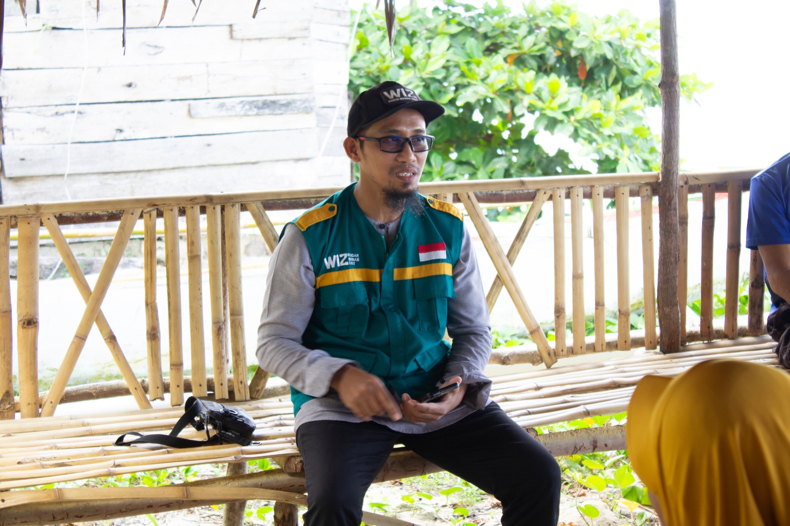 Gambar bantuan sembako dan santunan uang tunai.