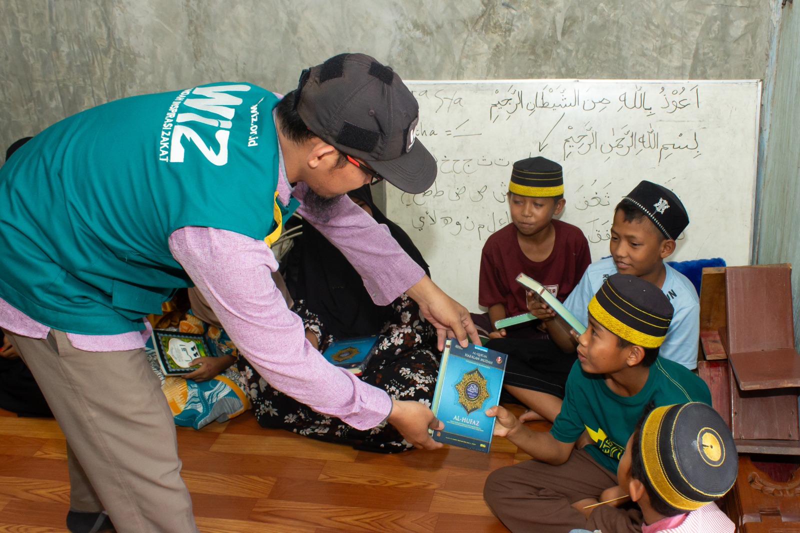 Gambar penyaluran Al-Quran dan buku iqro untuk TPA Adz-Zikra