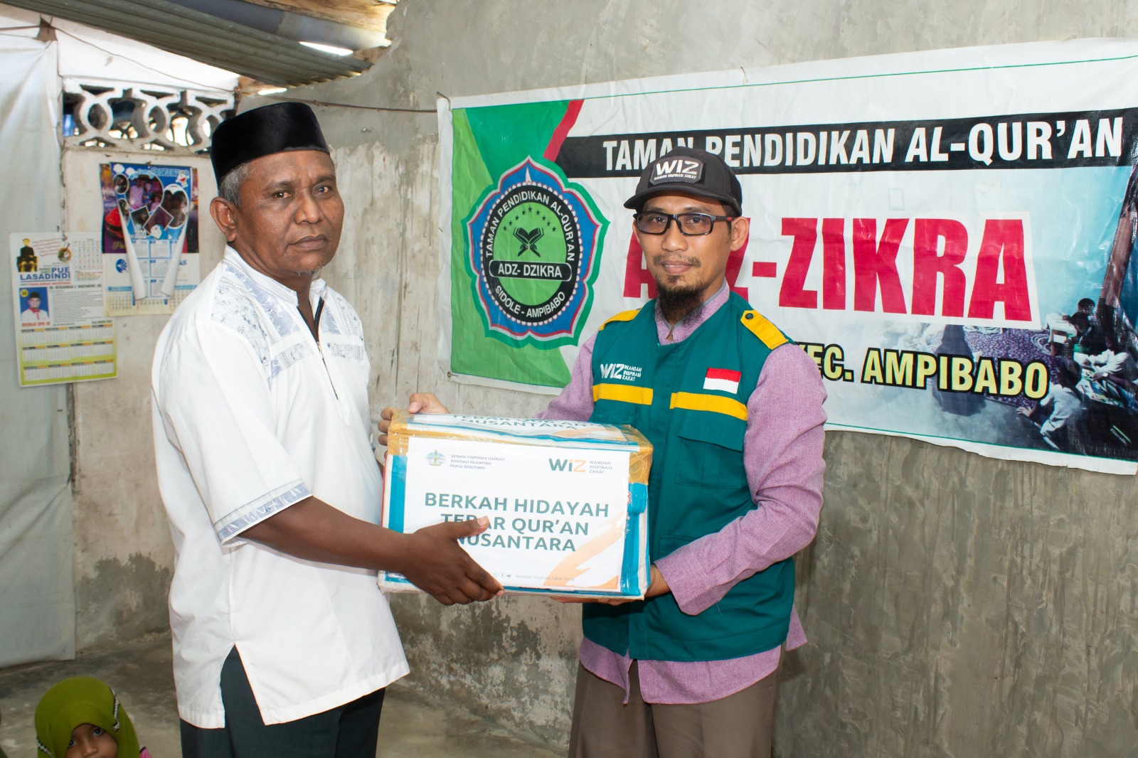 Gambar penyaluran Al-Quran dan buku iqro untuk TPA Adz-Zikra