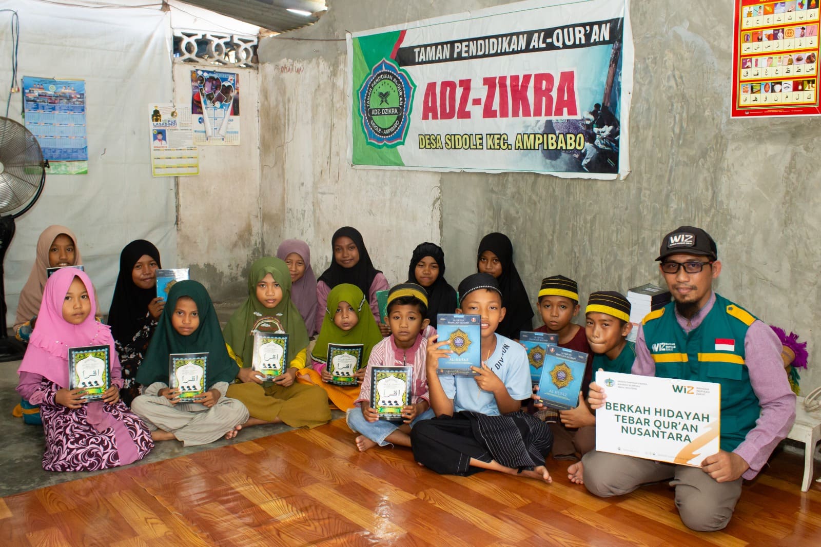 Gambar penyaluran Al-Quran dan buku iqro untuk TPA Adz-Zikra