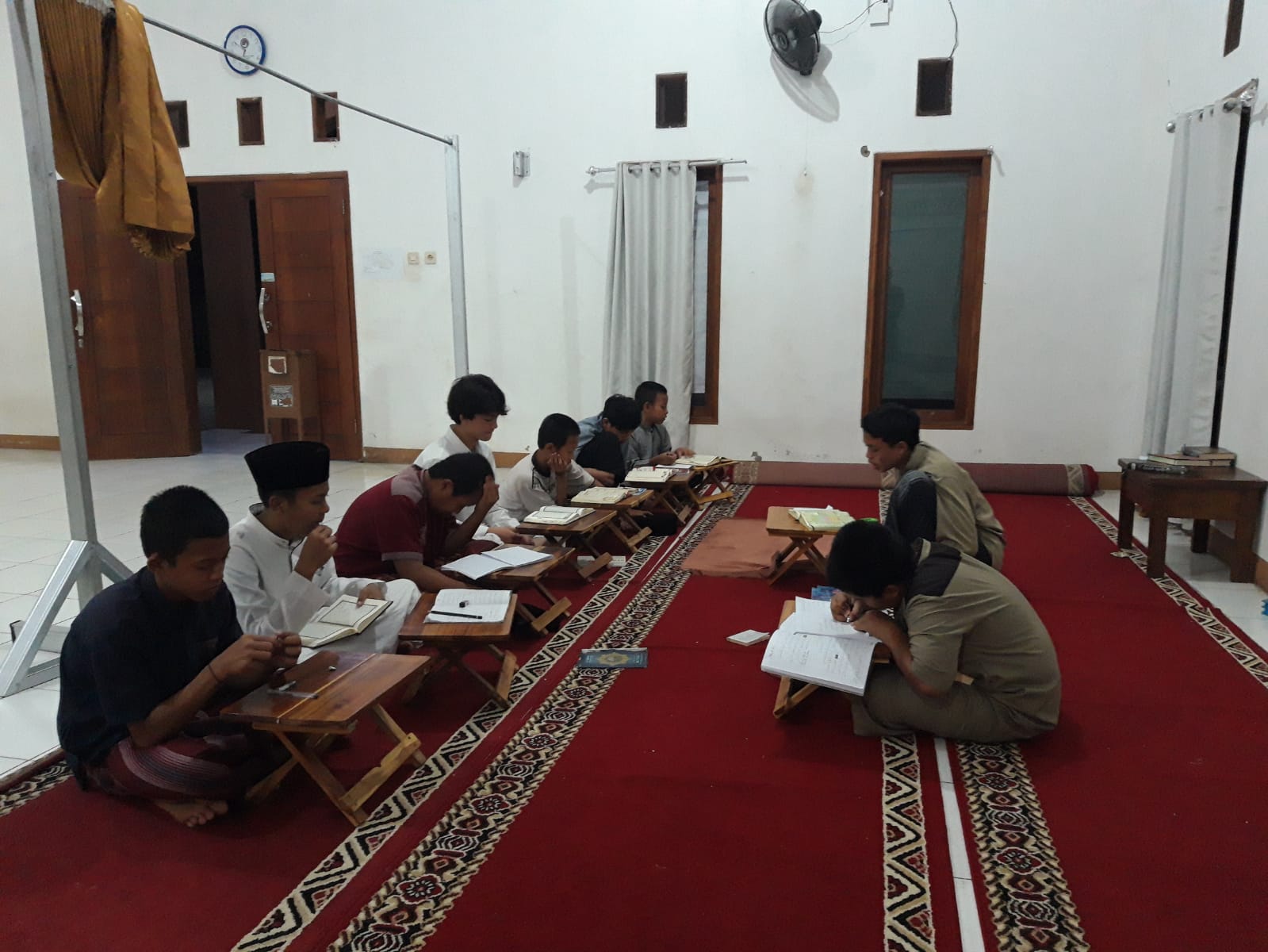 Gambar Penyaluran Beras Santri PTQ Al-Wahdah Cianjur