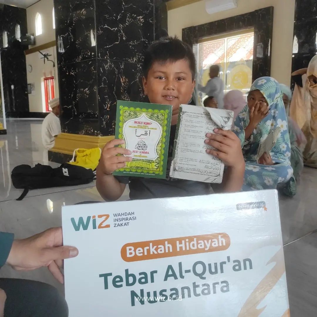 Gambar Penyaluran Al-Quran dan buku Iqra di TPA Al Amin