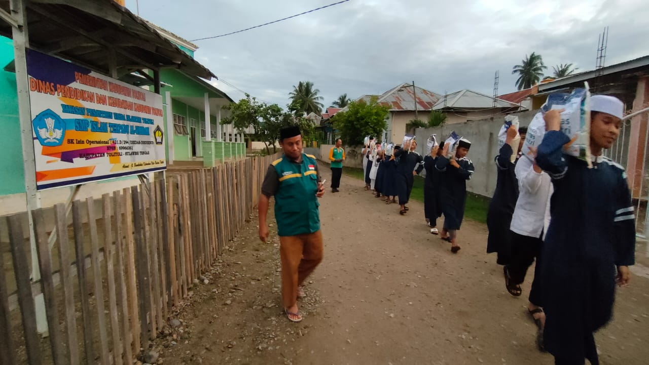 Gambar Distribusi Sedekah Beras di Jl. Bambabuta Kompleks RPH Nopi, Kabupaten Tolitoli, Sulawesi Tengah