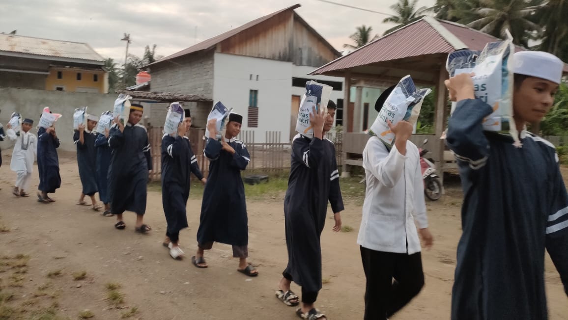 Gambar Distribusi Sedekah Beras di Jl. Bambabuta Kompleks RPH Nopi, Kabupaten Tolitoli, Sulawesi Tengah