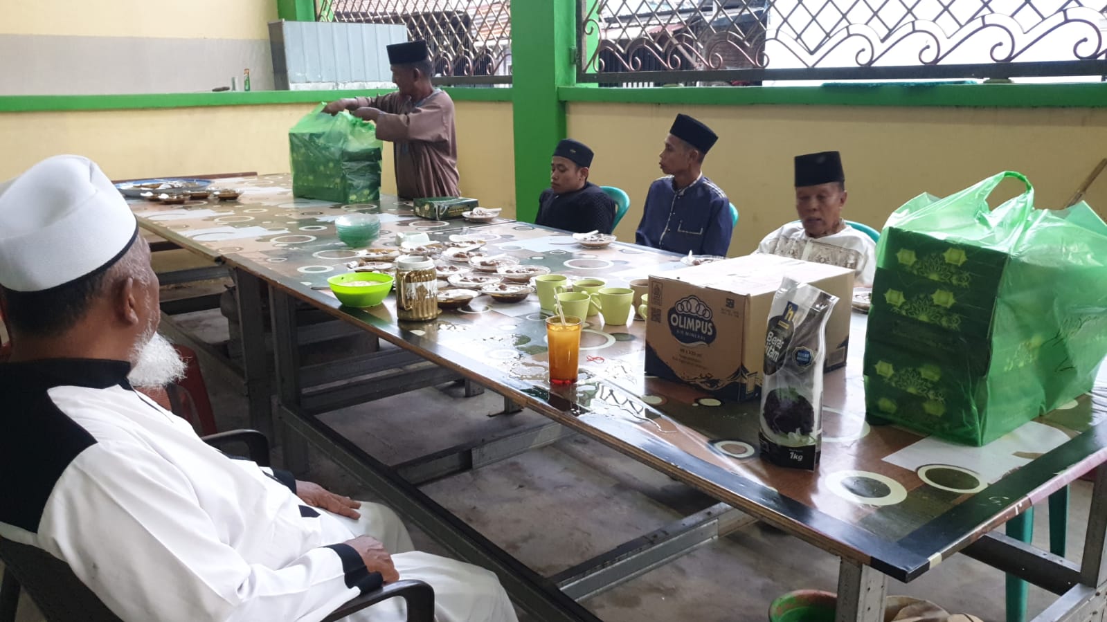 Gambar Pembagian Paket Buka Puasa di Tallo Makassar