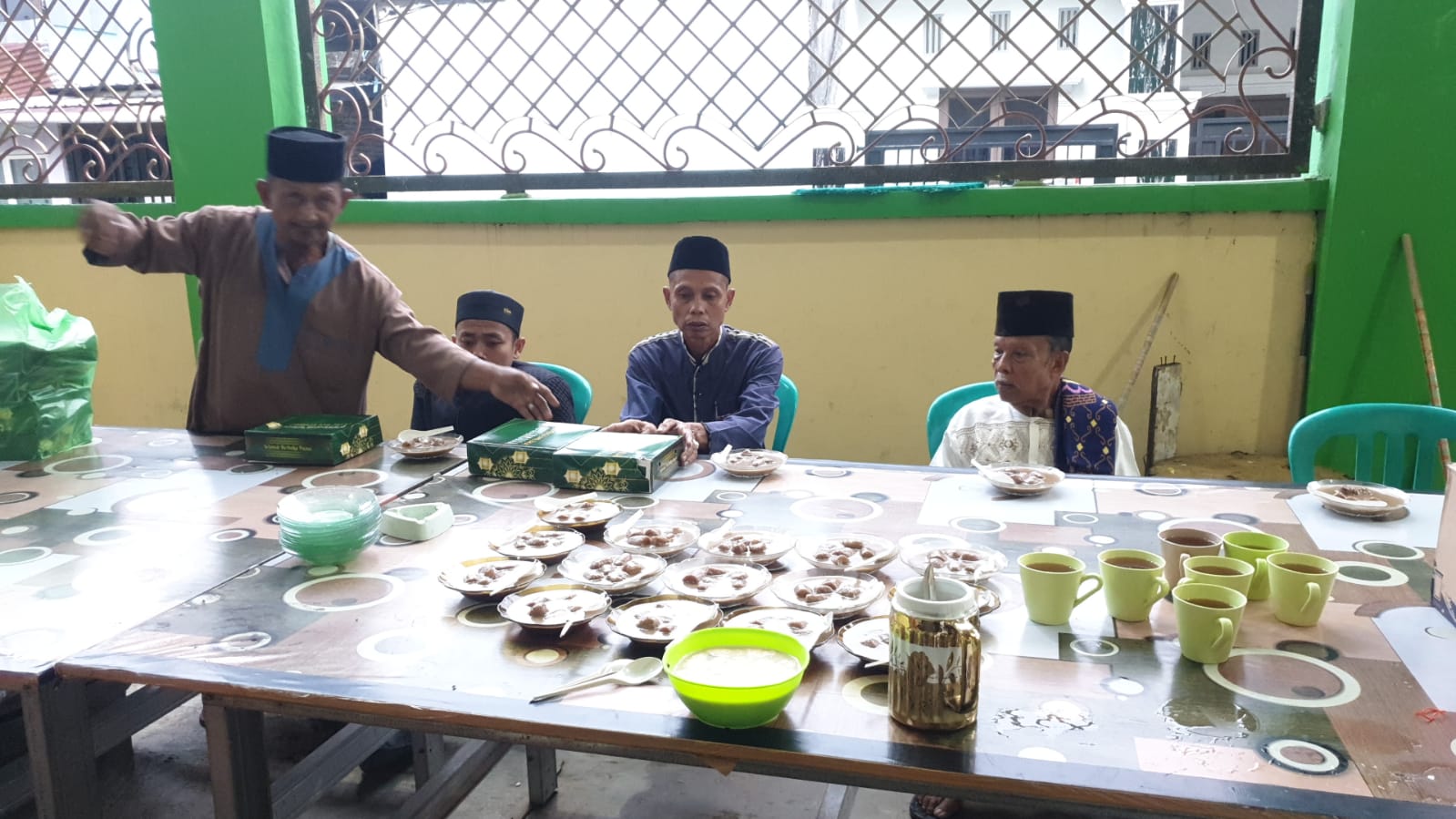 Gambar Pembagian Paket Buka Puasa di Tallo Makassar