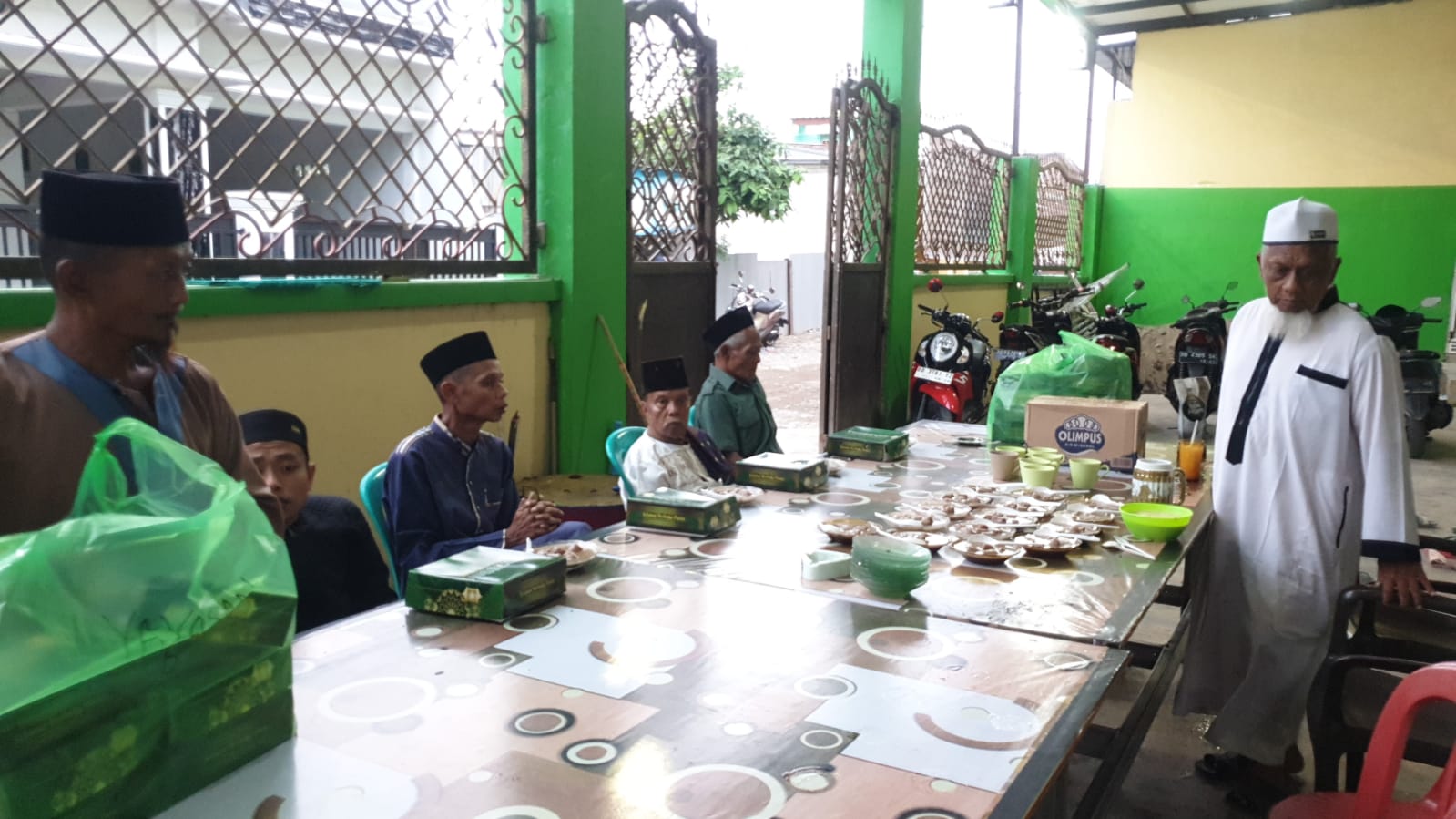 Gambar Pembagian Paket Buka Puasa di Tallo Makassar