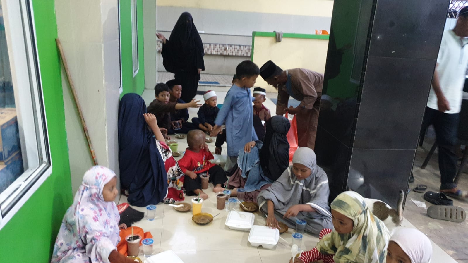 Gambar Pembagian Paket Buka Puasa di Tallo Makassar