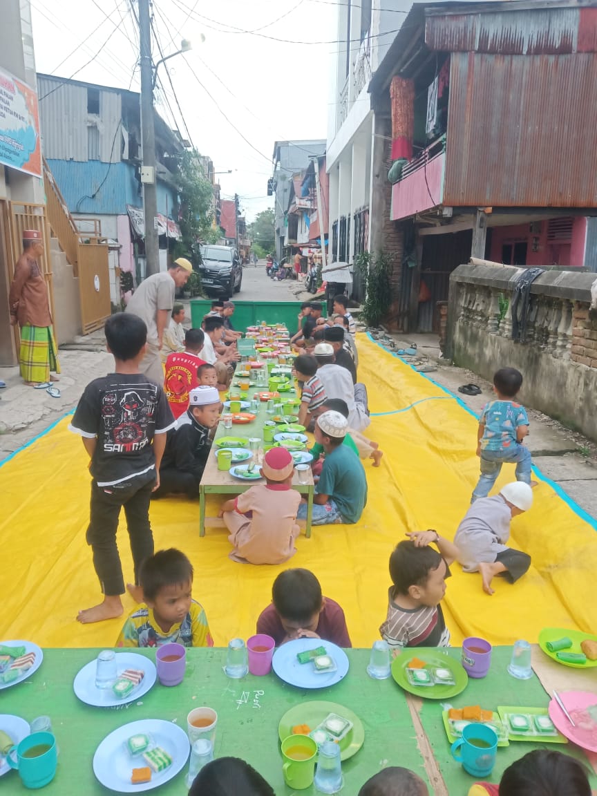 Gambar Pembagian Paket Buka Puasa di Tallo Makassar