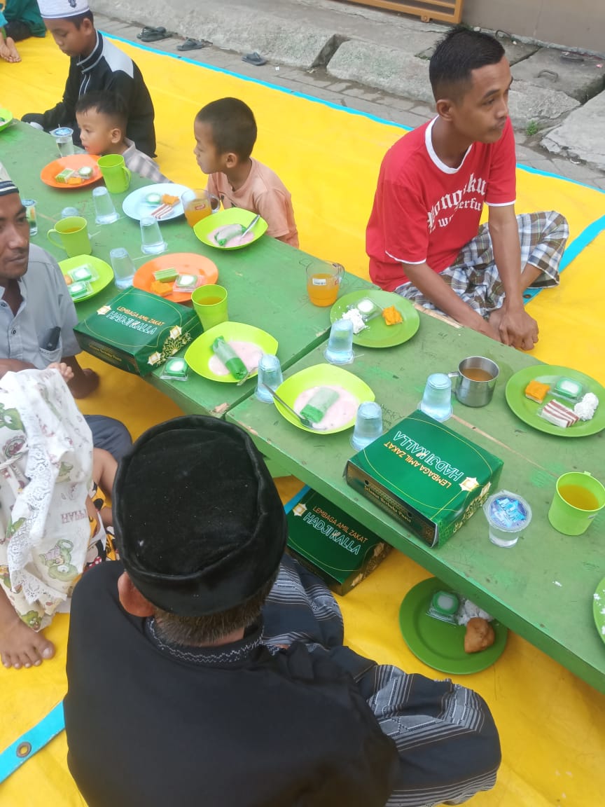 Gambar Pembagian Paket Buka Puasa di Tallo Makassar