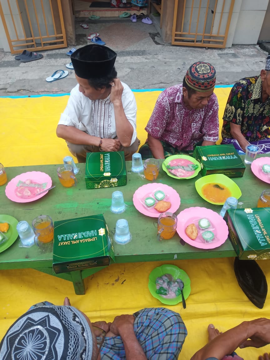 Gambar Pembagian Paket Buka Puasa di Tallo Makassar