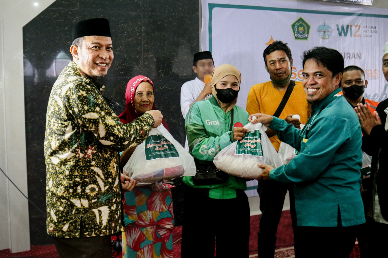 Gambar Penyaluran Tahap Awal Beras 5 Kg Program Sedekah Beras WIZ