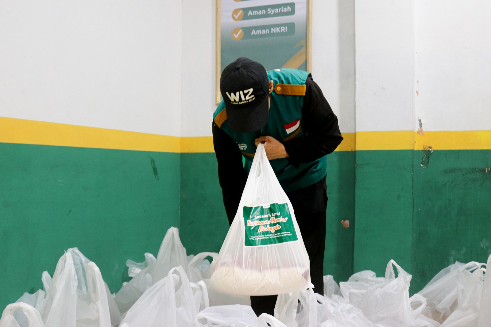 Gambar Penyaluran Tahap Awal Beras 5 Kg Program Sedekah Beras WIZ