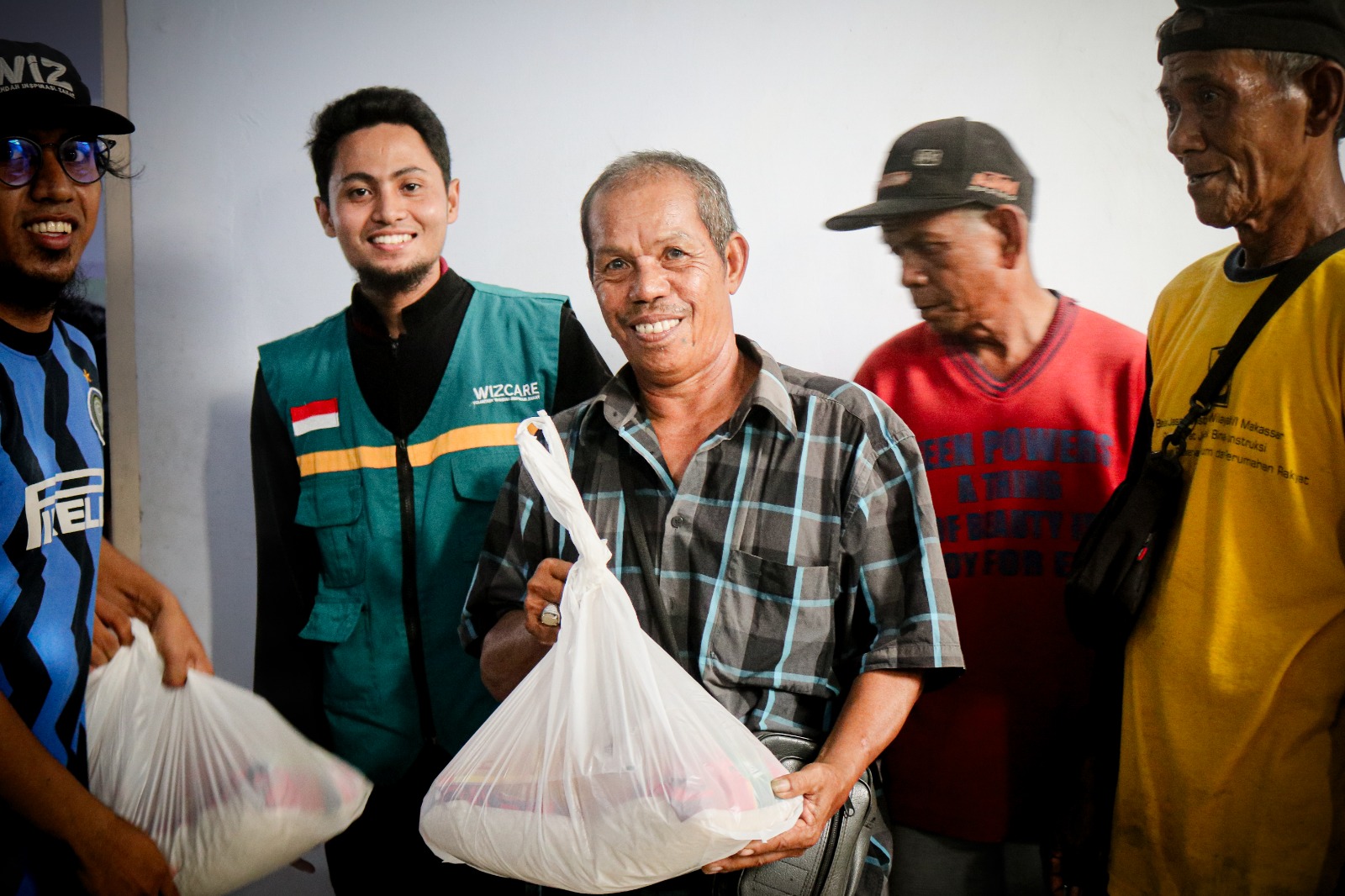 Gambar Penyaluran Tahap Awal Beras 5 Kg Program Sedekah Beras WIZ