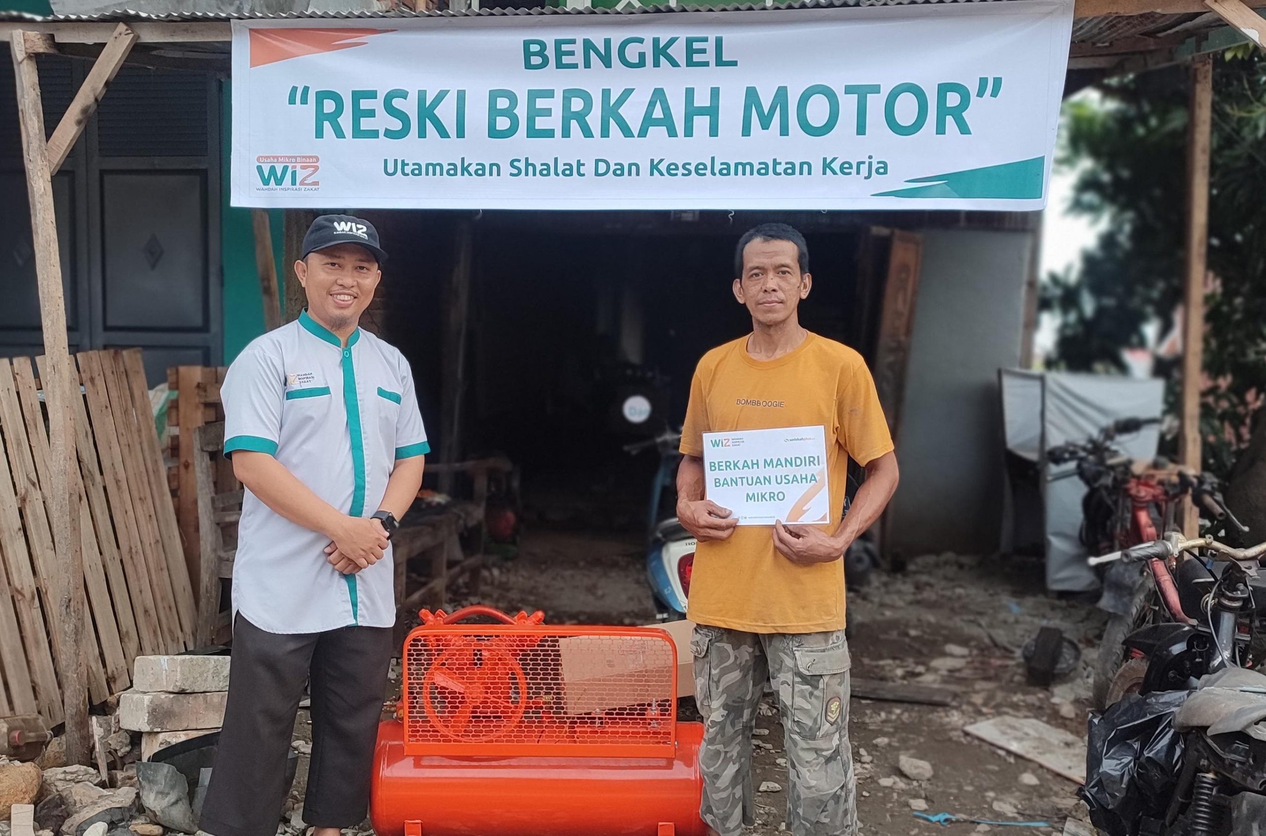 Gambar pemberian bantuan pengembangan usaha bengkel Pak Nasdar