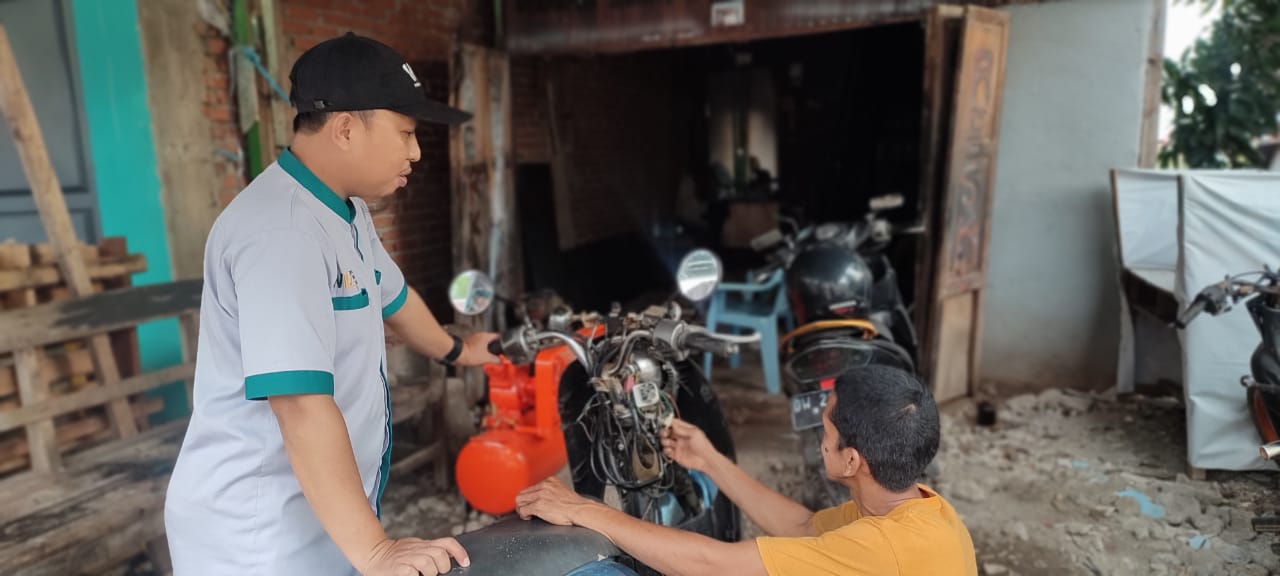 Gambar pemberian bantuan pengembangan usaha bengkel Pak Nasdar