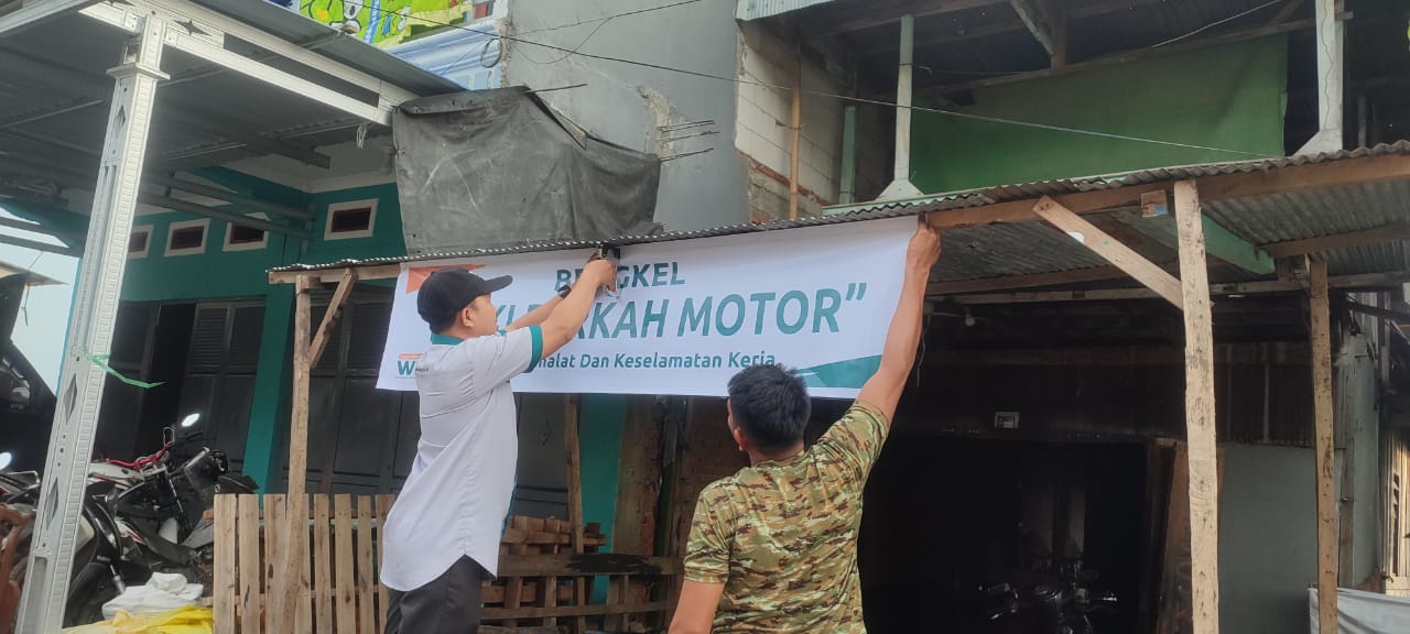 Gambar pemberian bantuan pengembangan usaha bengkel Pak Nasdar