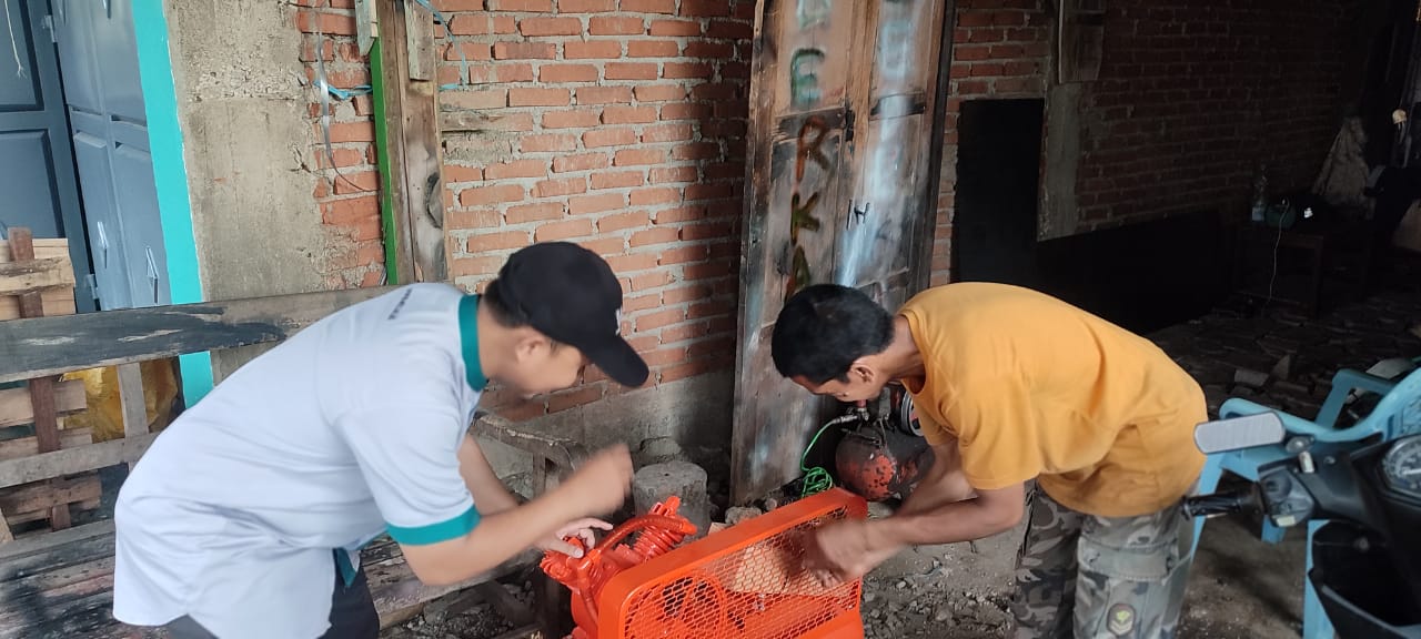 Gambar pemberian bantuan pengembangan usaha bengkel Pak Nasdar