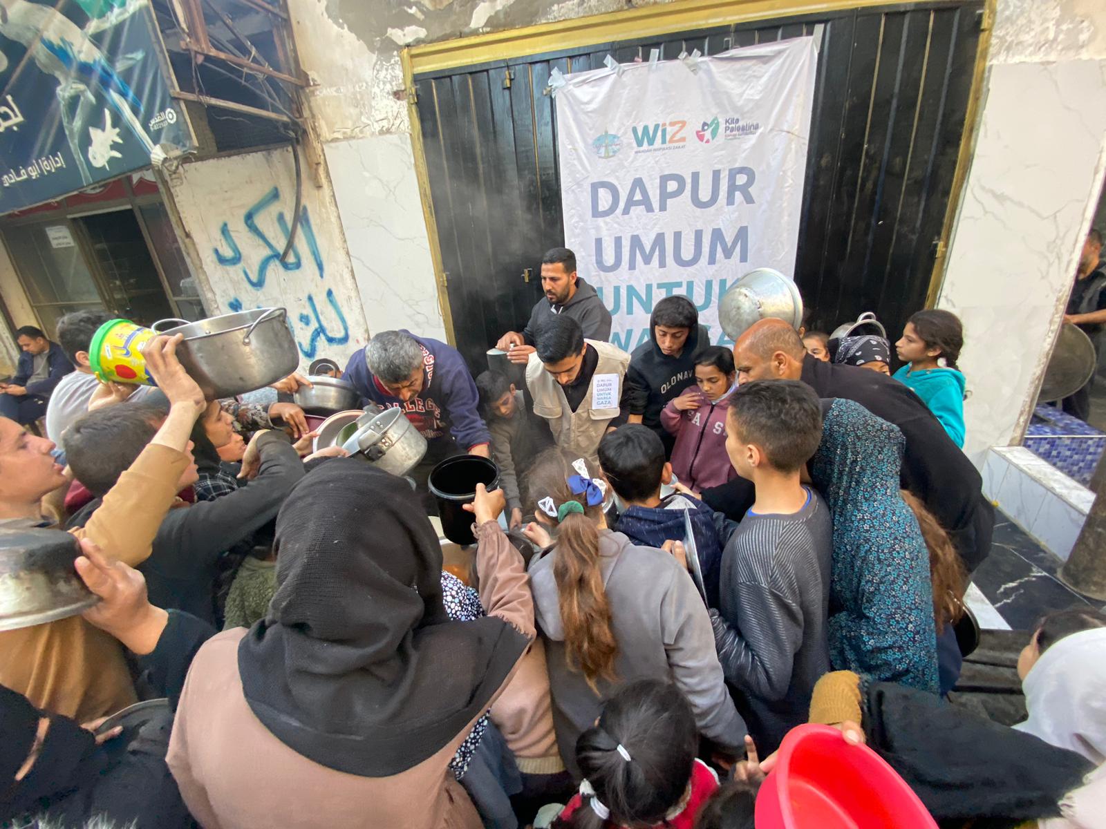 Gambar distribusi makanan di jalur Gaza untuk buka dan sahur rakyat Palestina