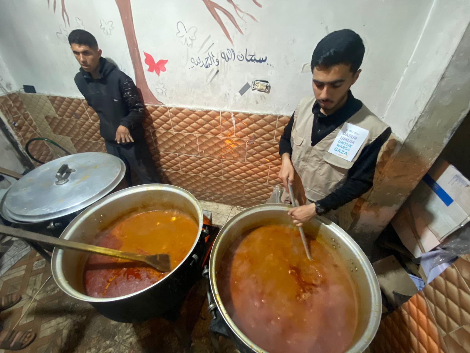 Gambar distribusi makanan di jalur Gaza untuk buka dan sahur rakyat Palestina