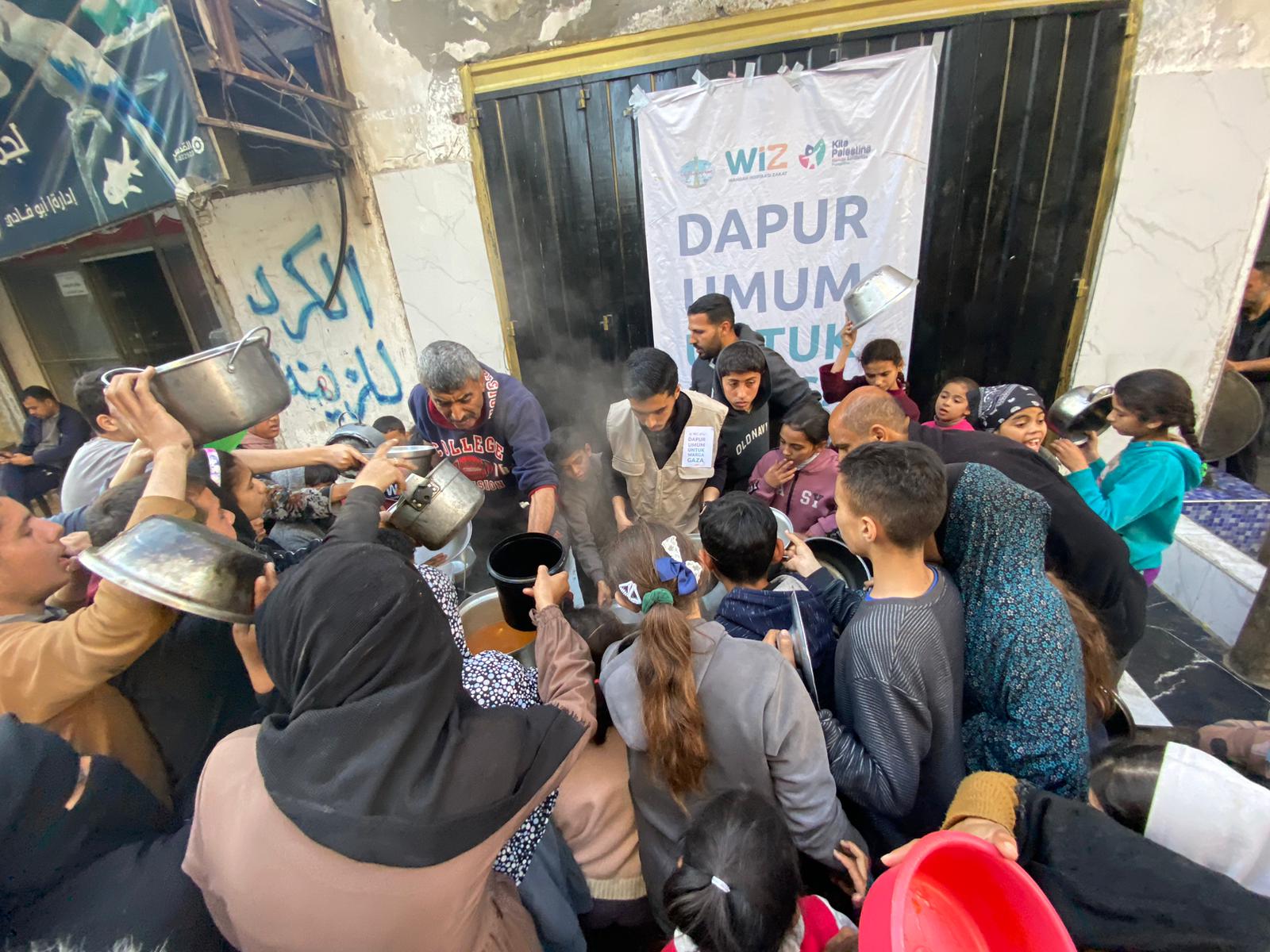 Gambar distribusi makanan di jalur Gaza untuk buka dan sahur rakyat Palestina