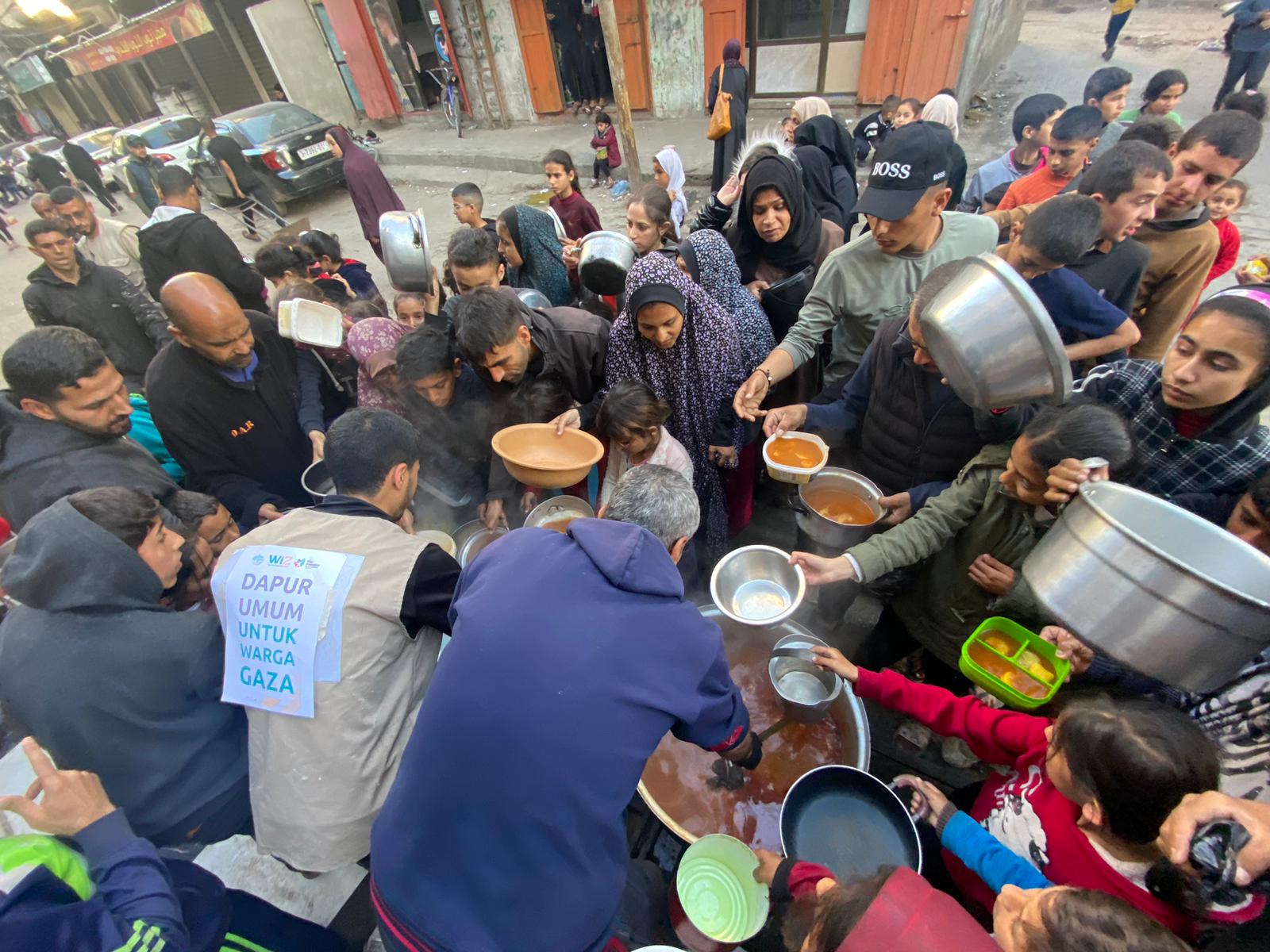Gambar distribusi makanan di jalur Gaza untuk buka dan sahur rakyat Palestina